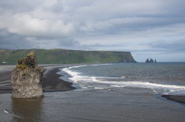 Kayalar ile siyah kum plaj