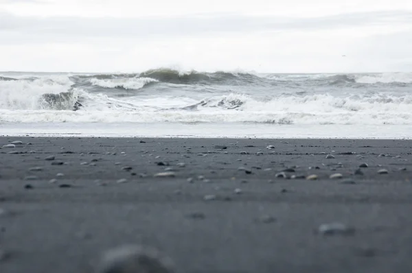 Παραλία με μαύρη άμμο και βράχια — Φωτογραφία Αρχείου