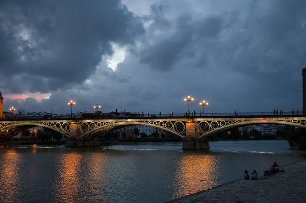 Híd Sevillában (Spanyolország) felhős égbolttal — Stock Fotó