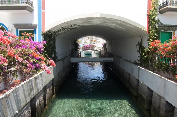 Canal entre casas — Foto de Stock