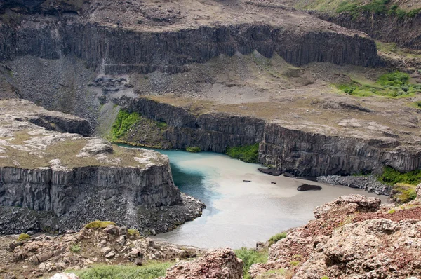 Canyon met lake — Stockfoto