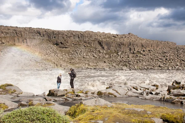 Пара фотографий водопада с радугой — стоковое фото