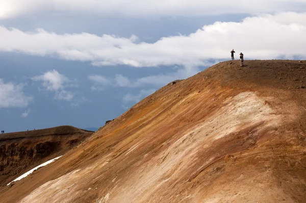 Couple taking photos in Krafla volcano slope — Stock Photo, Image