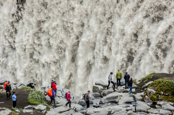 Деталь величних водоспадів з людьми, які фотографують — стокове фото