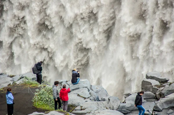 Detalle de majestuosas cascadas con gente tomando fotos — Foto de Stock