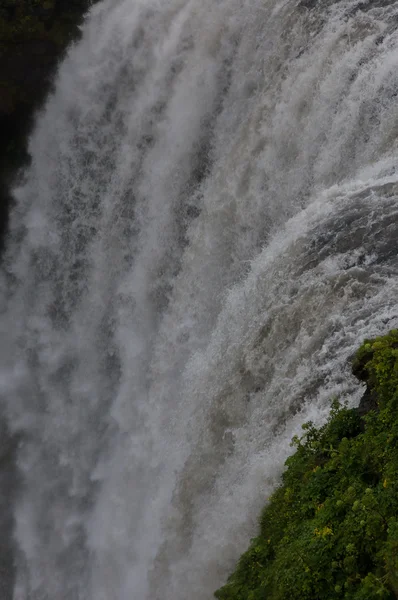 Detail majestätischer Wasserfälle mit Felsen und Gras — Stockfoto