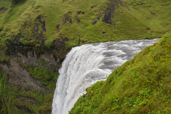 Détail des cascades majestueuses avec rochers et herbe — Photo