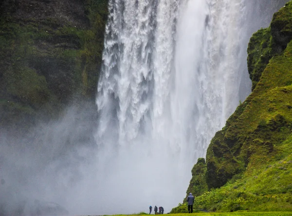 Detalj av majestätiska vattenfall med stenar och gräs — Stockfoto