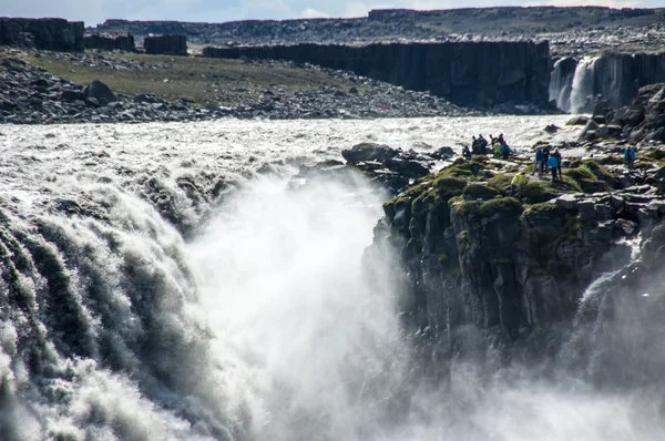 Détail des cascades majestueuses avec des rochers autour — Photo