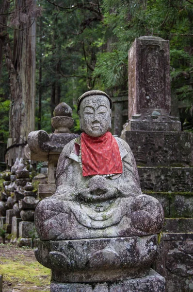 Фигура на японском кладбище — стоковое фото