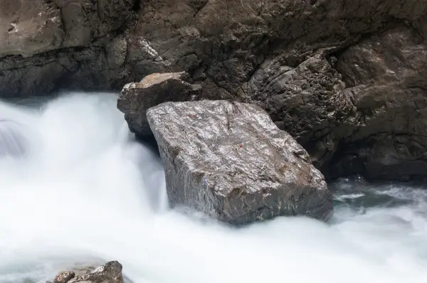 Ποταμός που ρέει ανάμεσα σε βράχια — Φωτογραφία Αρχείου