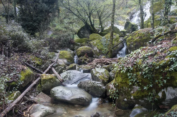 Fluyendo río entre rocas —  Fotos de Stock