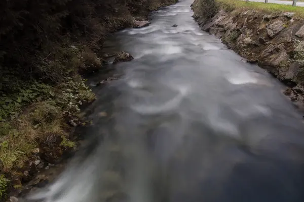 流淌的河水 — 图库照片