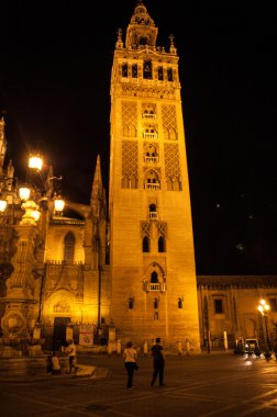 Sevilla Katedrali yürüme insanlarla Giralda Kulesi