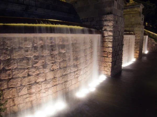 Fontaine avec eau de mouvement à Montjuic — Photo