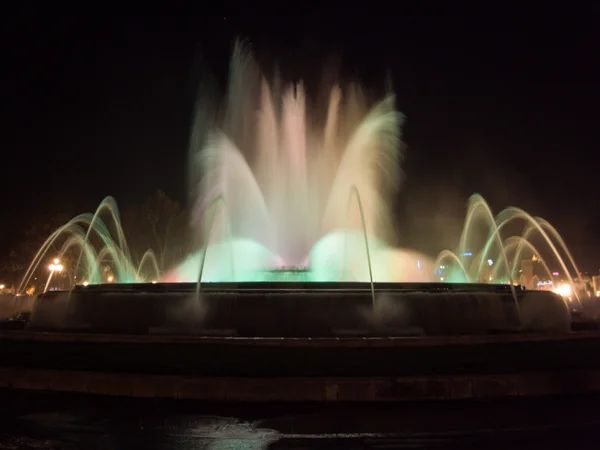 Fontaine avec eau de mouvement à Montjuic — Photo