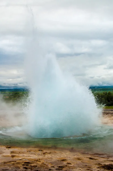 Geyser in eruption — Stock Photo, Image