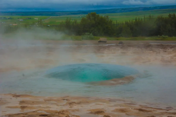 Geyser em erupção — Fotografia de Stock