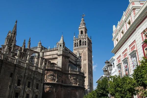 Giralda a katedrála v Seville — Stock fotografie