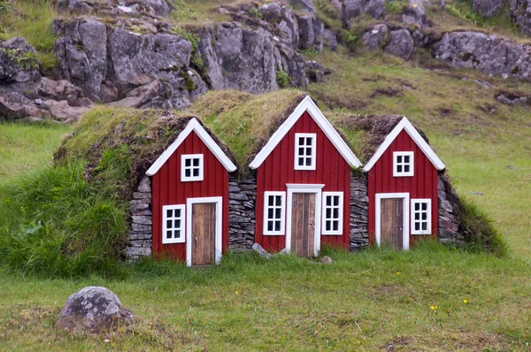 Hus med gräs i taket Stockbild