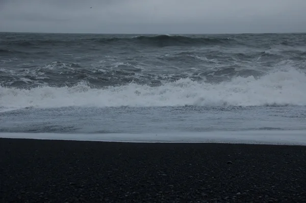 검은 모래와 해변의 풍경 — 스톡 사진