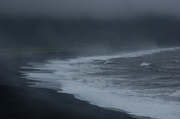 Paesaggio di spiaggia con sabbia nera — Foto Stock