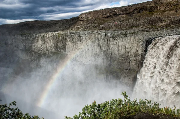 Majestätiska vattenfall med stenar och gräs runt — Stockfoto