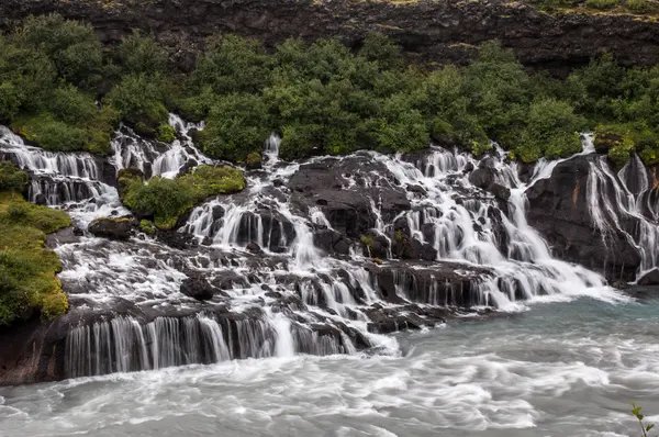 Majestätische Wasserfälle mit Felsen und Gras — Stockfoto