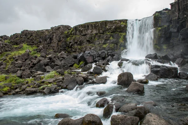 Majestätische Wasserfälle mit Felsen und Gras — Stockfoto