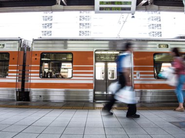 Tren istasyonuna yürüyüş insanlar
