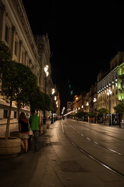 Gente caminando por la calle — Foto de Stock