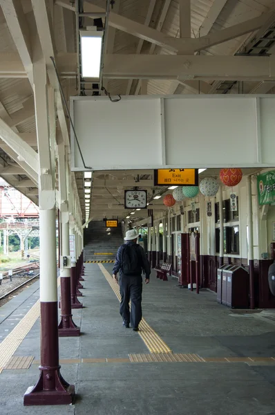 Persone a piedi in stazione ferroviaria — Foto Stock