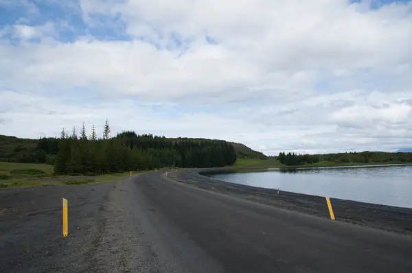 Estrada perto do lago — Fotografia de Stock
