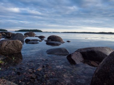 Kayalar ve bulutlu gökyüzü deniz manzarası
