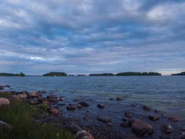 Kayalar ve bulutlu gökyüzü deniz manzarası