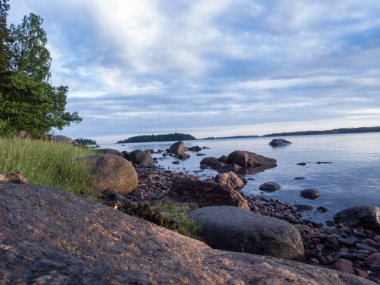 Kayalar ve bulutlu gökyüzü deniz manzarası