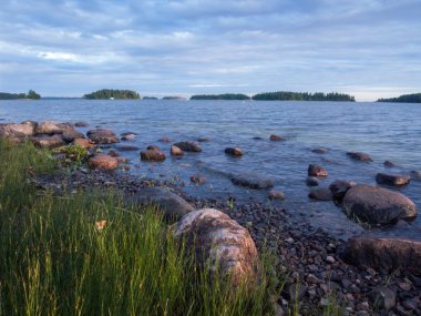 Kayalar ve bulutlu gökyüzü deniz manzarası