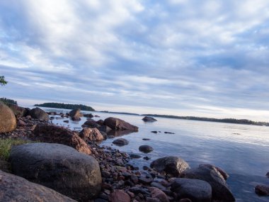 Kayalar ve bulutlu gökyüzü deniz manzarası