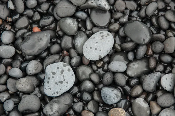 Vallende stenen in het strand — Stockfoto