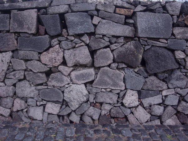 Vallende stenen in muur — Stockfoto