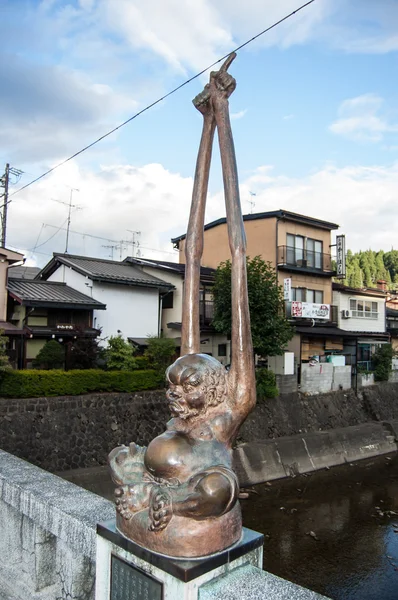 Skulptur, die zum Himmel zeigt — Stockfoto