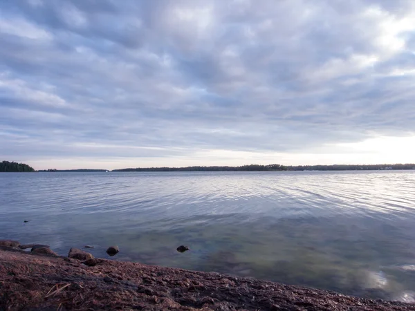 Paisagem marinha com rochas e céu com nuvens — Fotografia de Stock