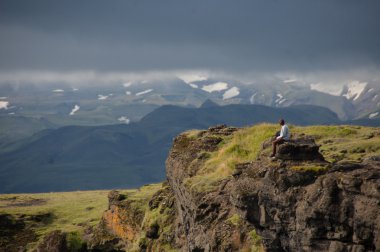 Uçurumun üzerinden glaciar bakıyorsun