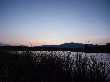 Dağların üzerinden gün batımı