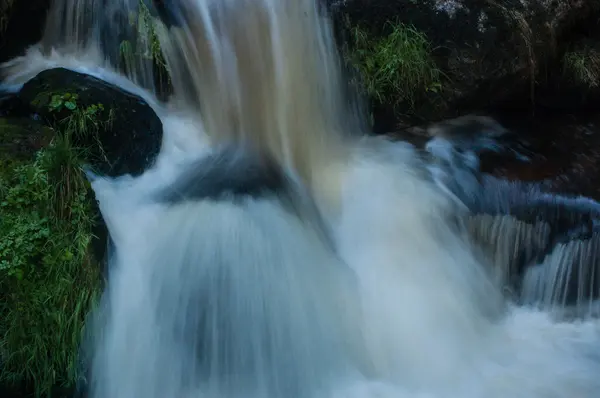 Pequeñas cascadas con rocas — Foto de Stock