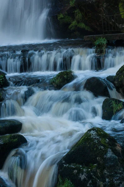 Невеликі водоспади зі скелями — стокове фото