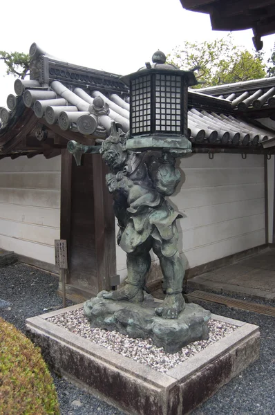 Escultura de pedra de daemon com lâmpada — Fotografia de Stock