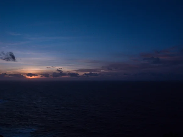 Coucher de soleil dans l'océan avec nuages — Photo