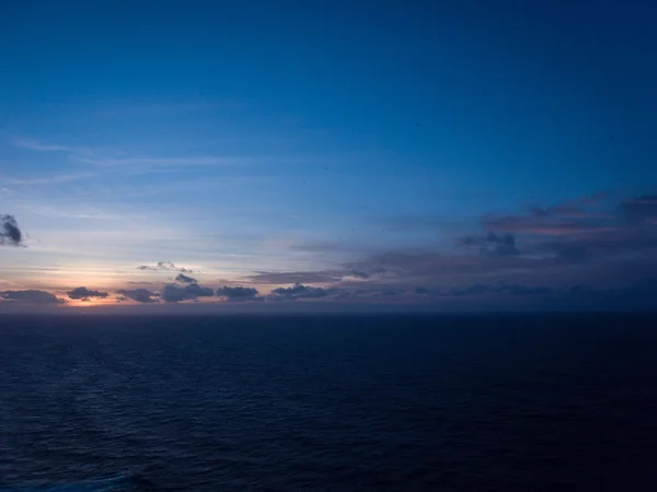 Pôr do sol no oceano com nuvens — Fotografia de Stock