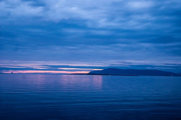 Pôr do sol em azul com nuvens — Fotografia de Stock